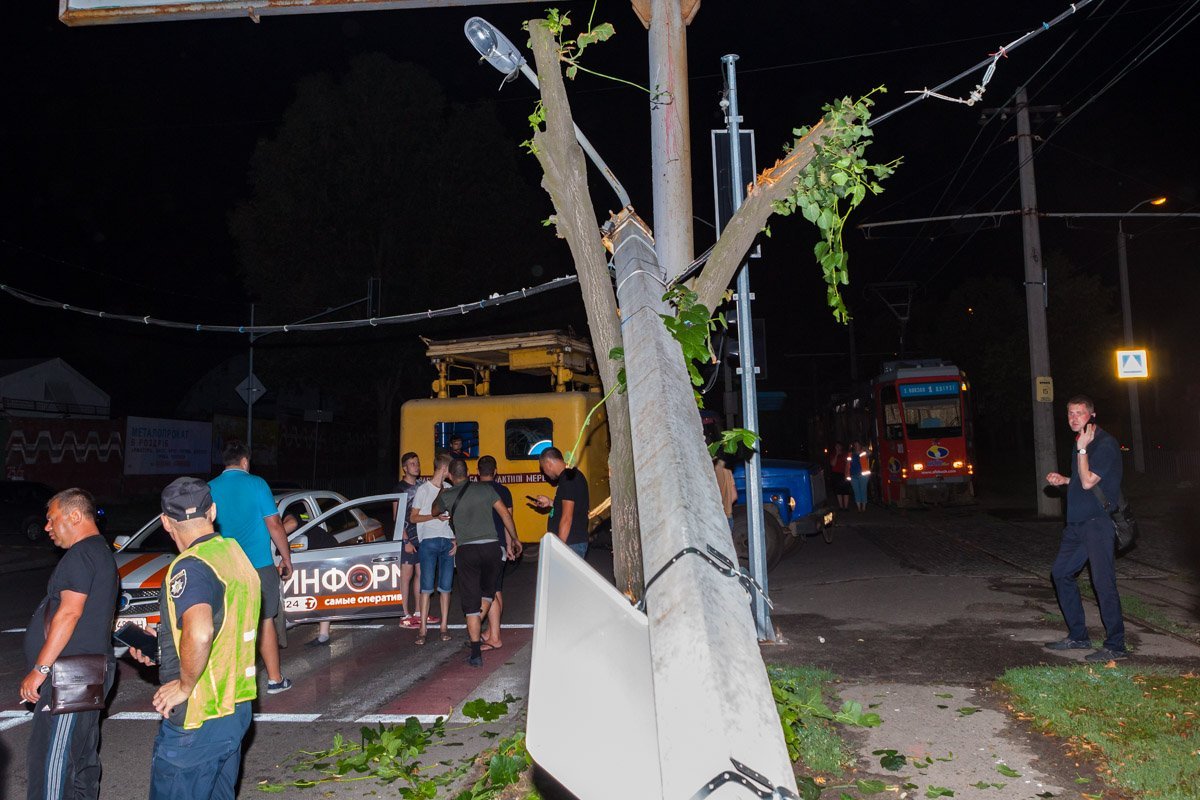 ДТП остановило движение трамваев ДТП остановило движение трамваев
