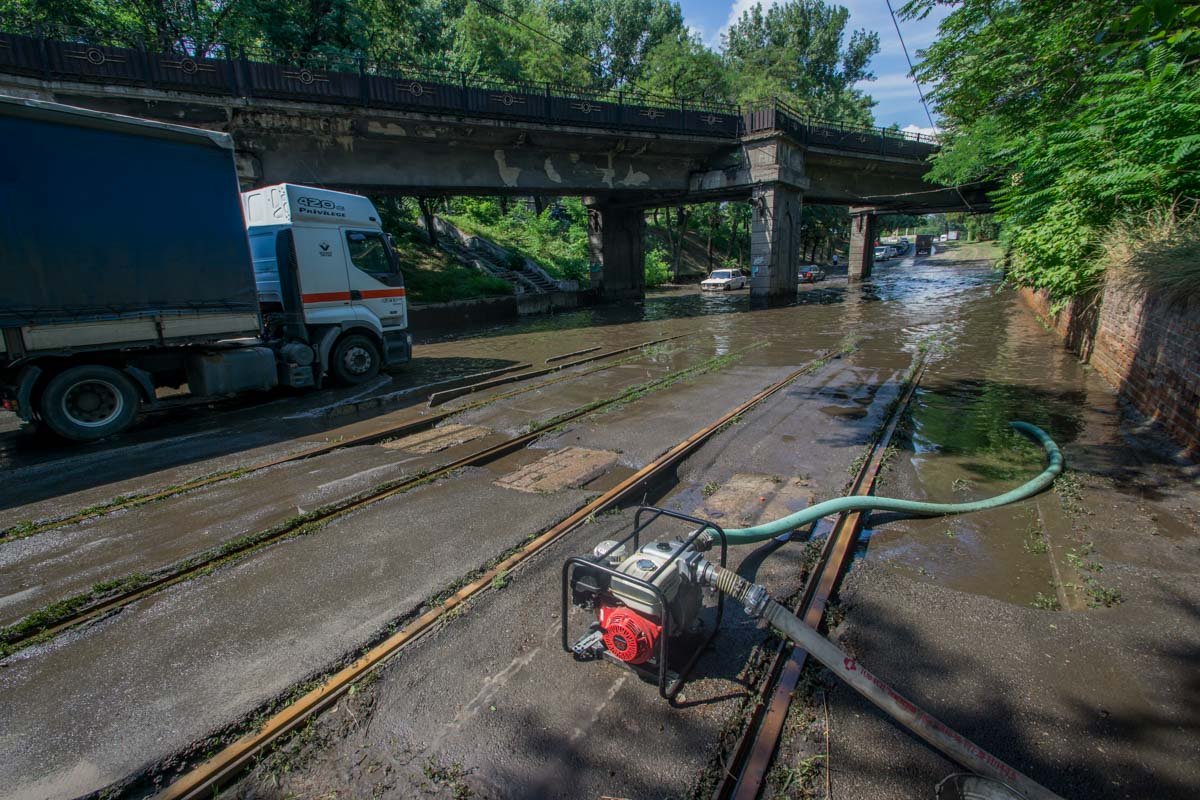 Аварийные службы все же пытаются откачать воду (нет)
