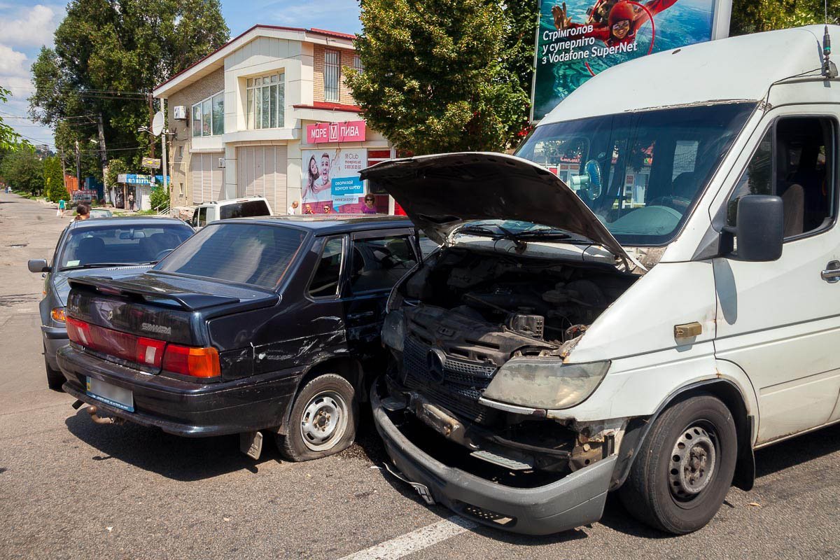 Lada врезалась сначала в маршрутку, а затем в BMW Lada врезалась сначала в маршрутку, а затем в BMW