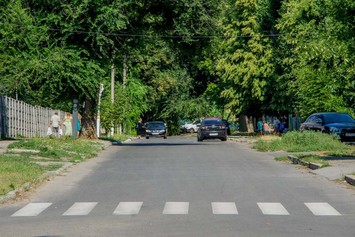 На проезжей части четко виден пешеходный переход