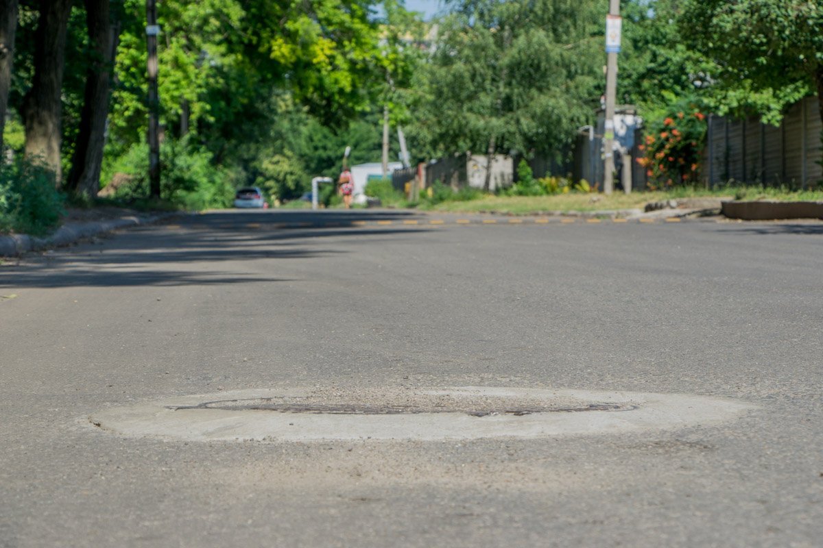 Люк выровняли под асфальт, поэтому комфортному проезду он не мешает