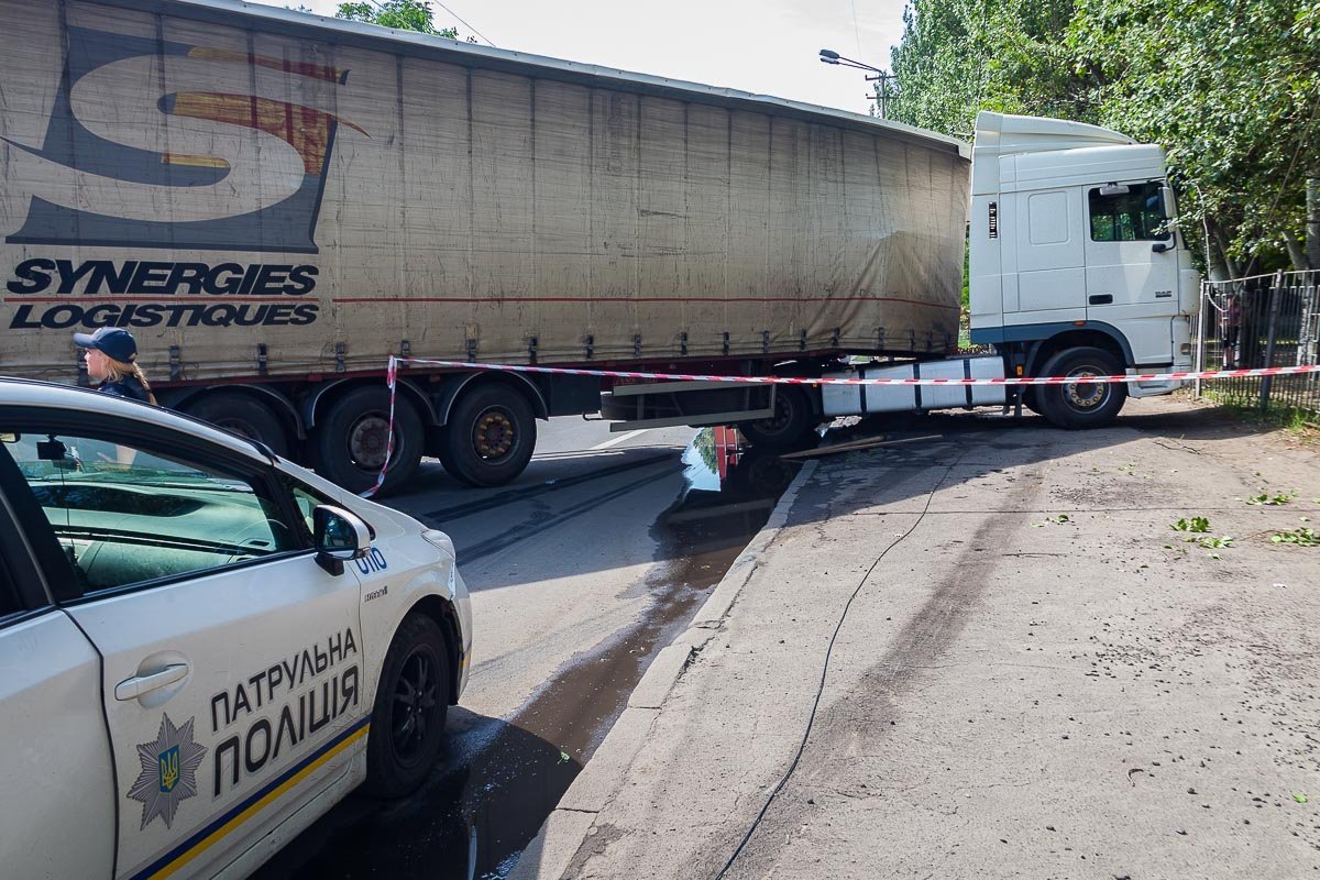 Виной всему маленькая яма, которая надежно скрыта в луже от глаз водителей