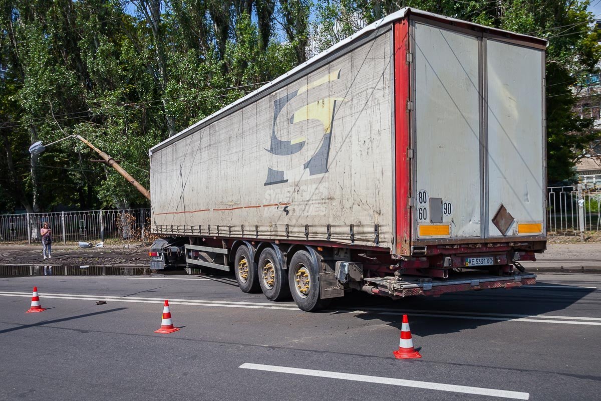 Прицеп полностью перегородил две полосы движение в сторону площади Старомостовой