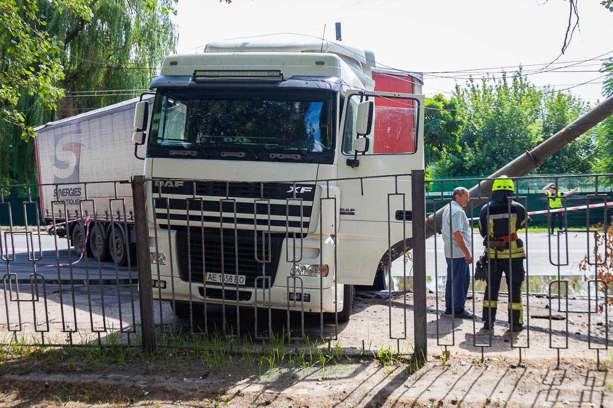 Фура вылетела на тротуар и врезалась в столб