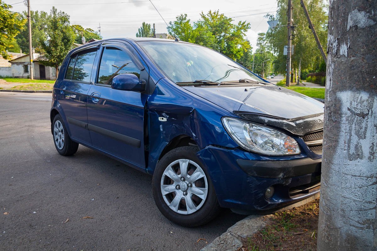 От удара Hyundai унесло в столб От удара Hyundai унесло в столб