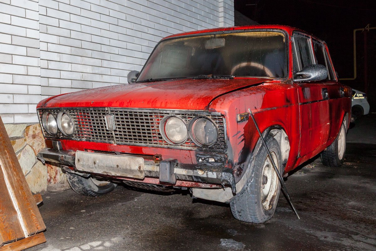 Несколько мужчин облили автомобиль горючей смесью и скрылись Несколько мужчин облили автомобиль горючей смесью и скрылись