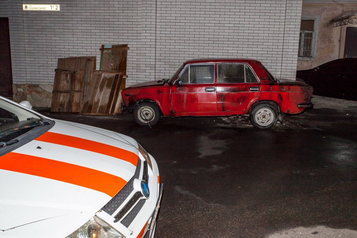 Автомобиль подожгли около 2:00 Автомобиль подожгли около 2:00