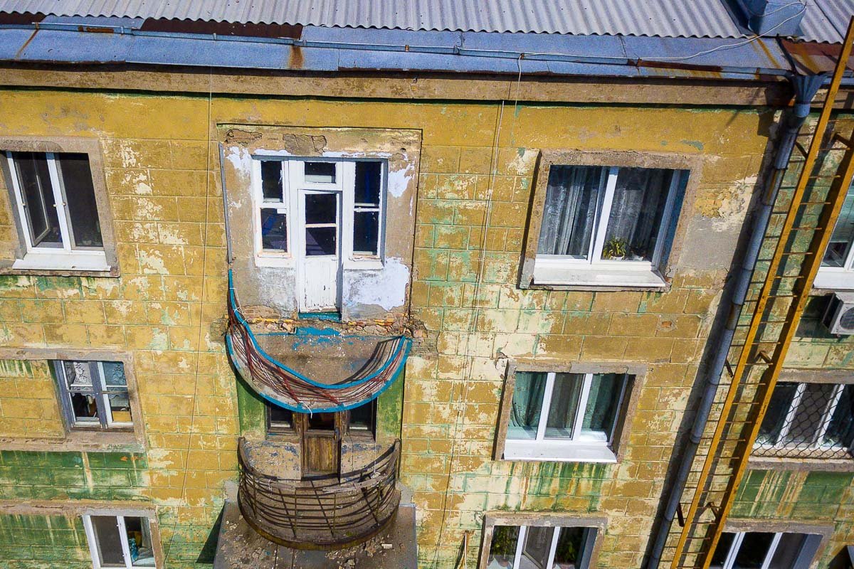 Балкон обвис до критического состояния за несколько часов