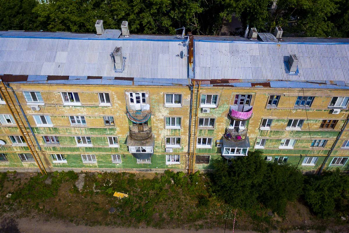 Коммунальщики демонтируют балкон