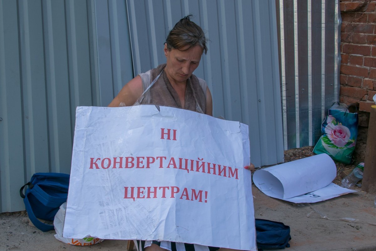 Видавшие виды плакаты кочуют от митинга к митингу Видавшие виды плакаты кочуют от митинга к митингу