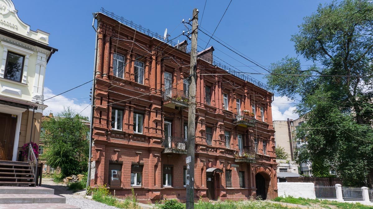 На Исполкомовской люди буквально живут в стене На Исполкомовской люди буквально живут в стене