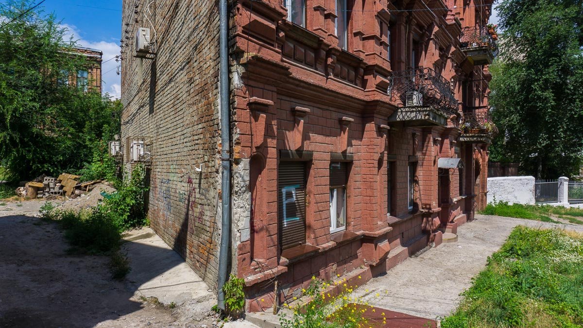 Но если присмотреться, боковая стена все же есть Но если присмотреться, боковая стена все же есть