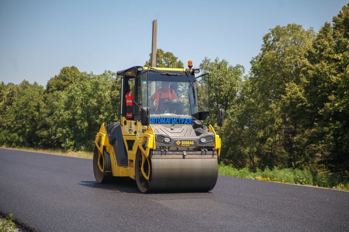 На объездной вокруг Днепра заканчивают укладку асфальта На объездной вокруг Днепра заканчивают укладку асфальта