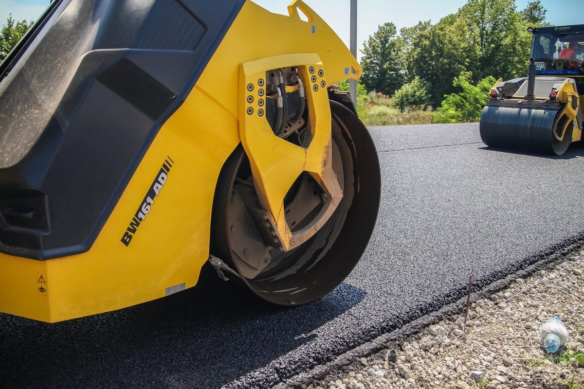 Среди них - 10 катков и два асфальтоукладчика Среди них - 10 катков и два асфальтоукладчика