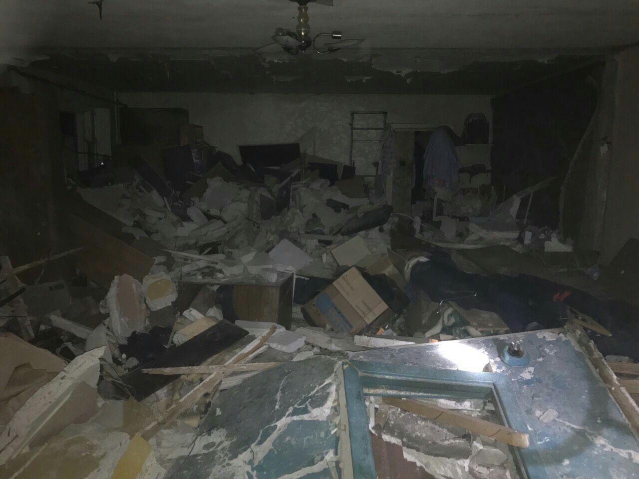 Мощная взрывная волна уничтожила межкомнатные перегородки и окна в четырех квартирах