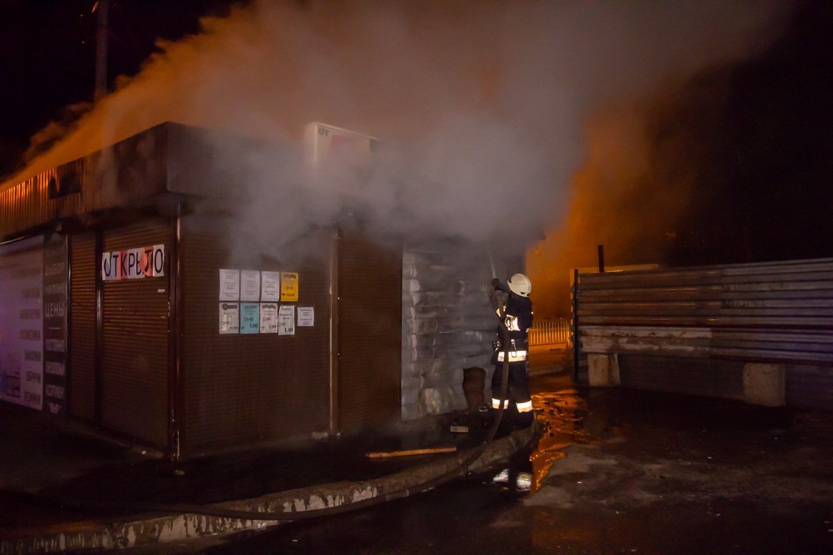 По предварительной информации, пожар начался из-за неисправной проводки