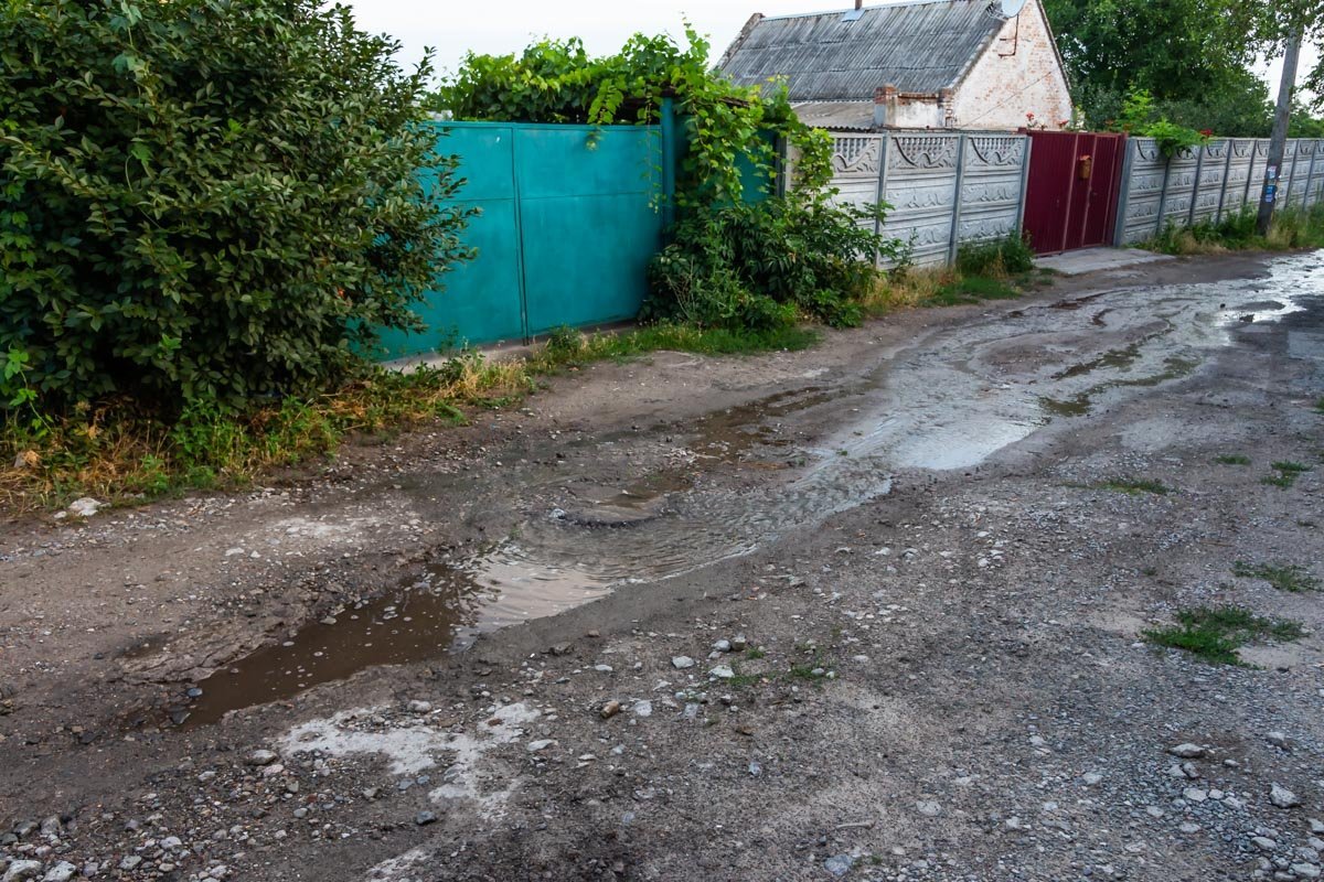 На дороге образовывается небольшая речка На дороге образовывается небольшая речка