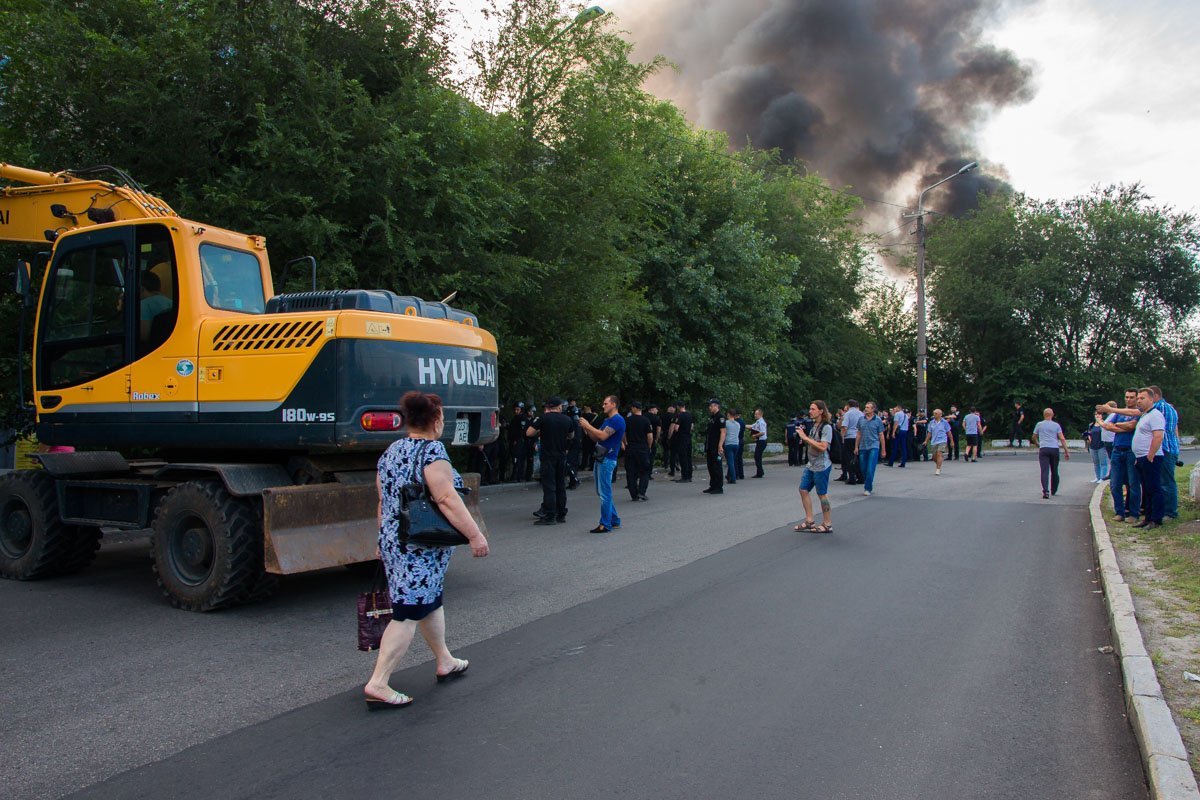 Недовольные ЧПшники собрались возле своих киосков в 6:00