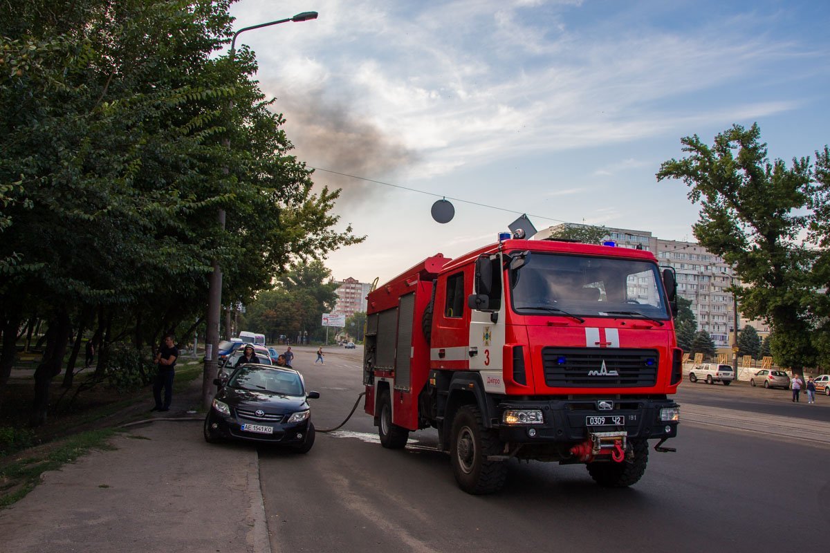 Пикетирующие вели себя агрессивно, кидались на представителей правопорядка, обливали их зеленкой и забрасывали камнями