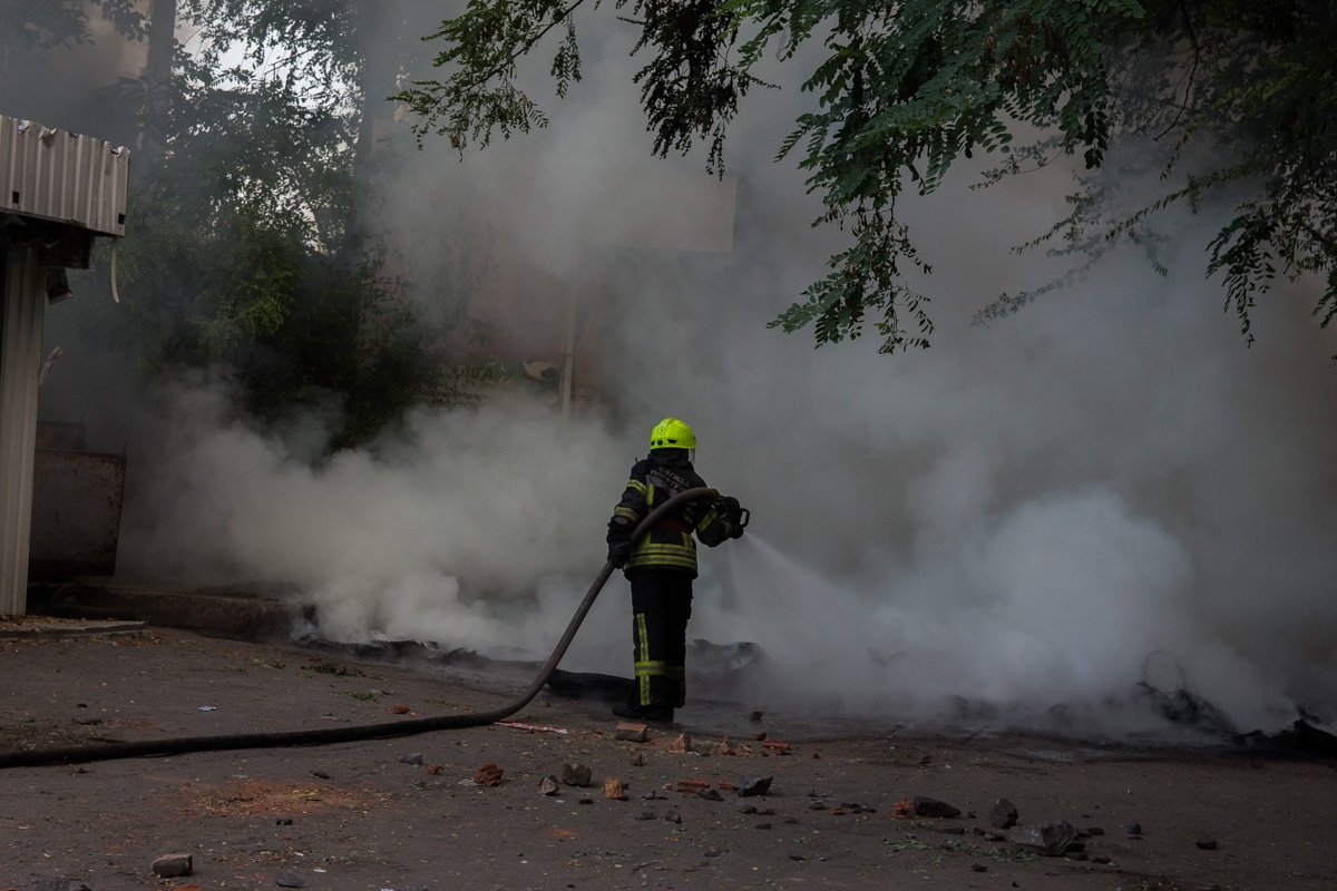 К 8:00 недовольные решили увеличить масштабы экологической катастрофы и начали жечь большие стопки шин