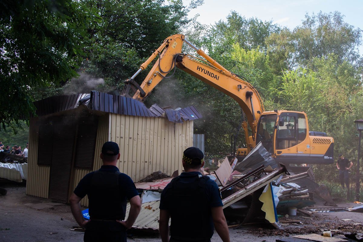 Стоит отметить, что по правилам «наливайки» и киоски после демонтажа должны отправляться на полигон