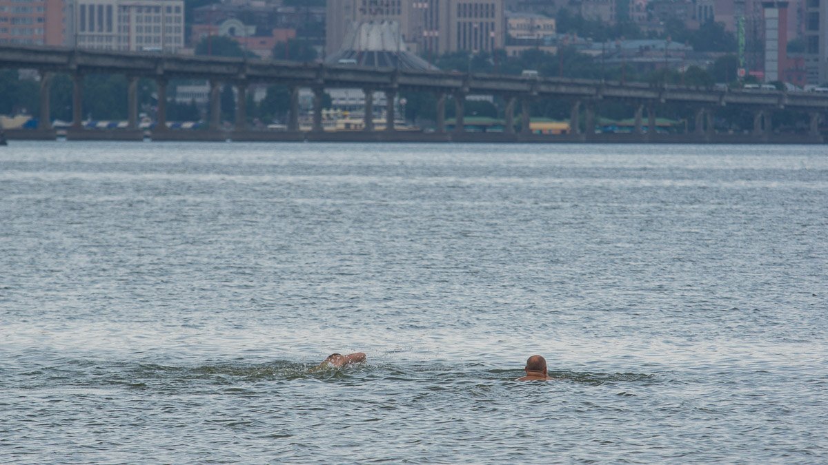 Горожане нежатся на солнце, когда оно изредка выходит из-за туч, а также купаются в реке Горожане нежатся на солнце, когда оно изредка выходит из-за туч, а также купаются в реке