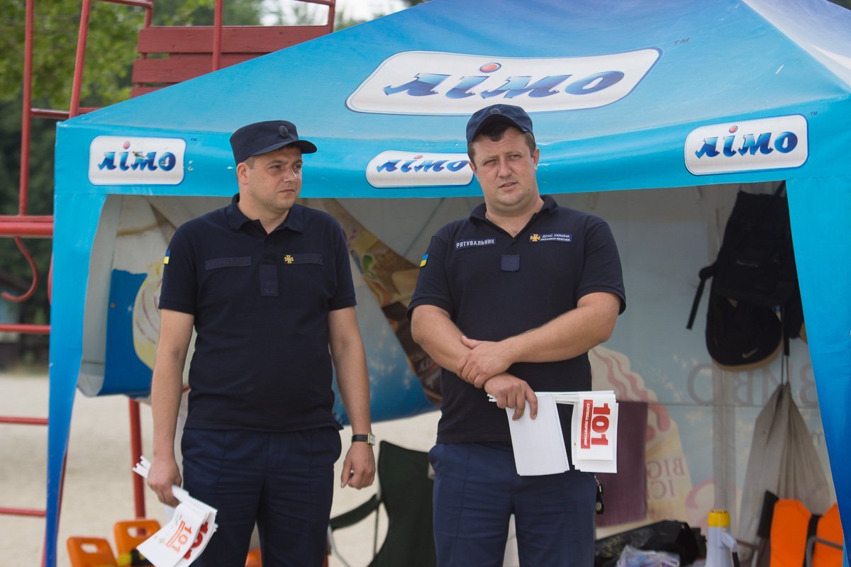 В начале мероприятия полицейские проверяли у детей, которые находились на пляже, насколько хорошо они знают правила безопасности на воде В начале мероприятия полицейские проверяли у детей, которые находились на пляже, насколько хорошо они знают правила безопасности на воде