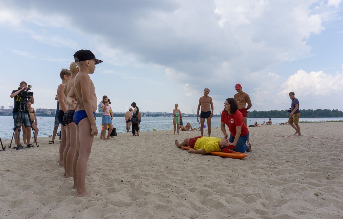 Затем представители Красного креста продемонстрировали, как нужно оказывать домедицинскую помощь Затем представители Красного креста продемонстрировали, как нужно оказывать домедицинскую помощь