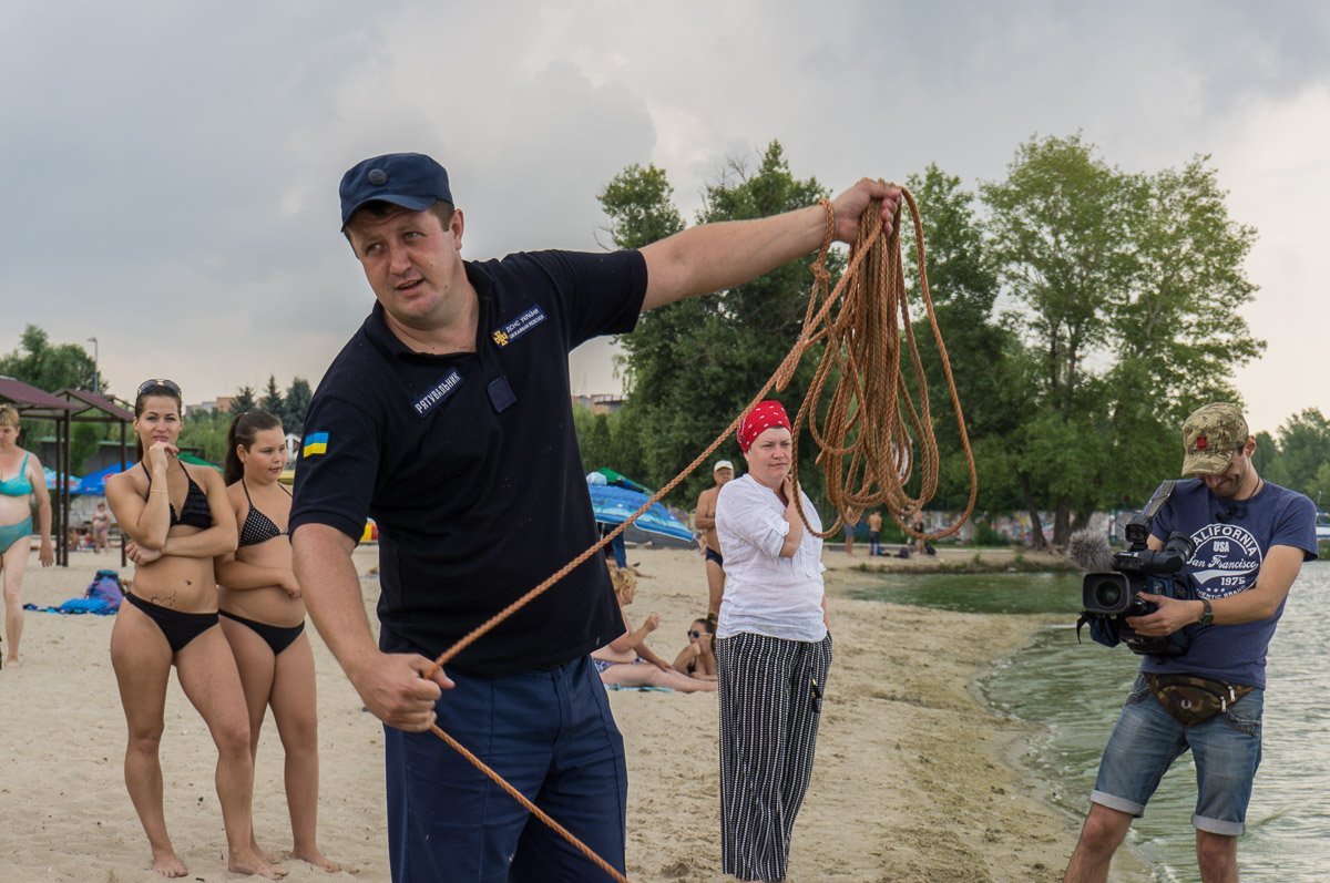 Также спасатели показали детям, как забрасывать спасательный круг в воду, чтобы спасти утопающего Также спасатели показали детям, как забрасывать спасательный круг в воду, чтобы спасти утопающего