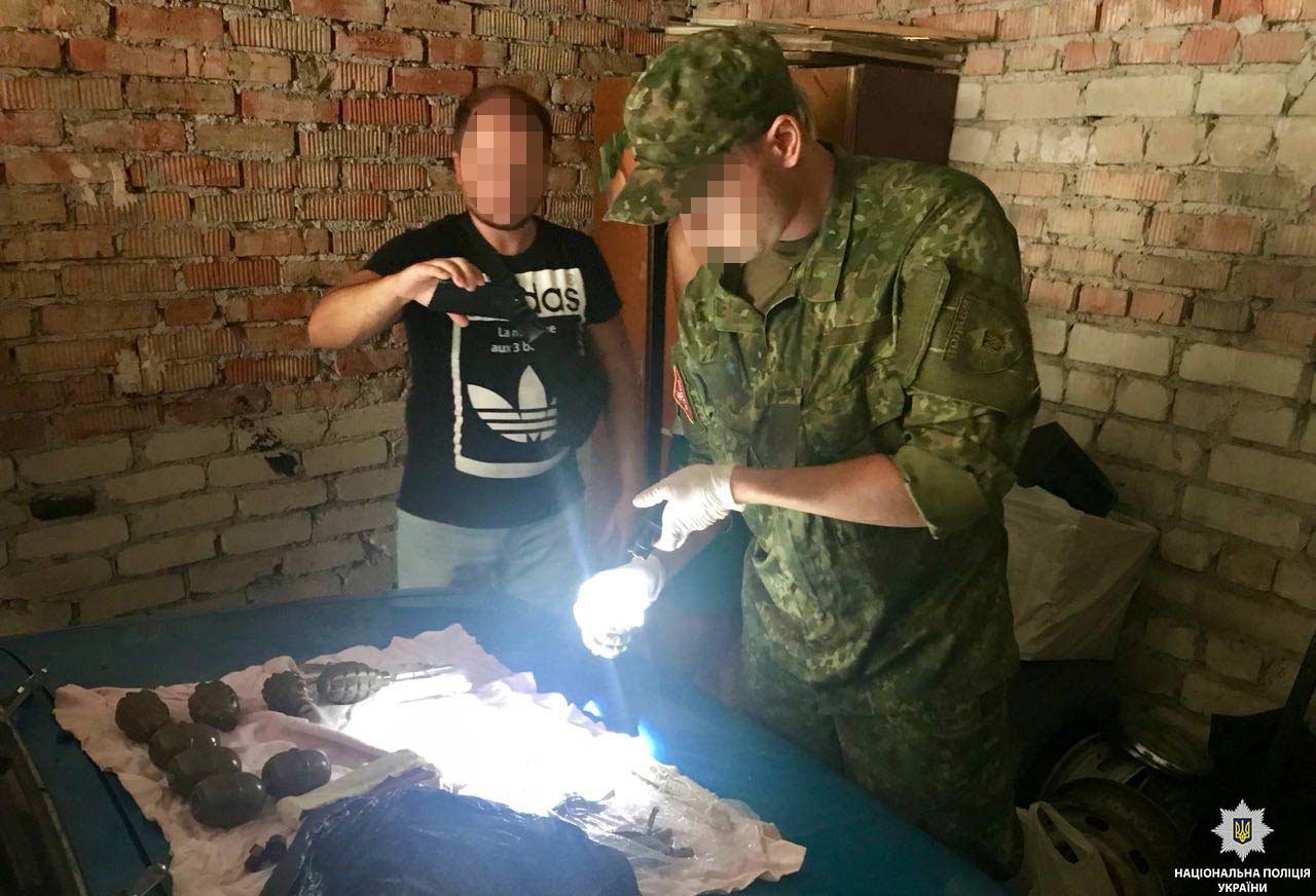 В гараже у мужчины обнаружили целый склад боеприпасов