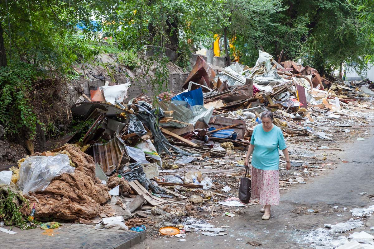 Улица выглядит, как после военных действий