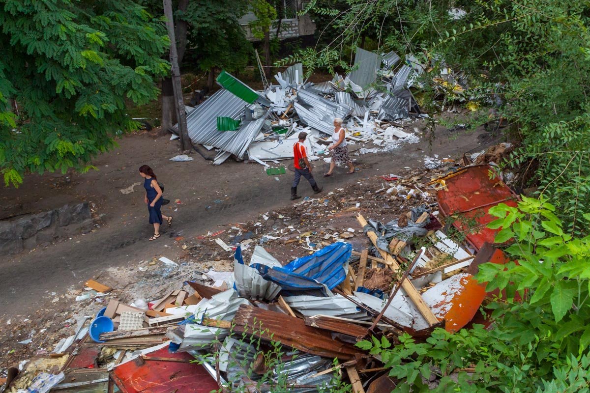 Для пешеходов осталась узкая дорожка с битым стеклом