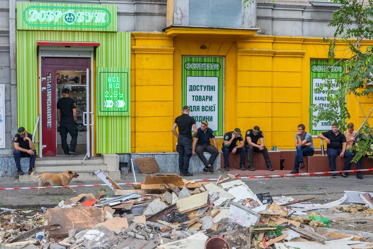 На месте продолжают дежурить муниципалы