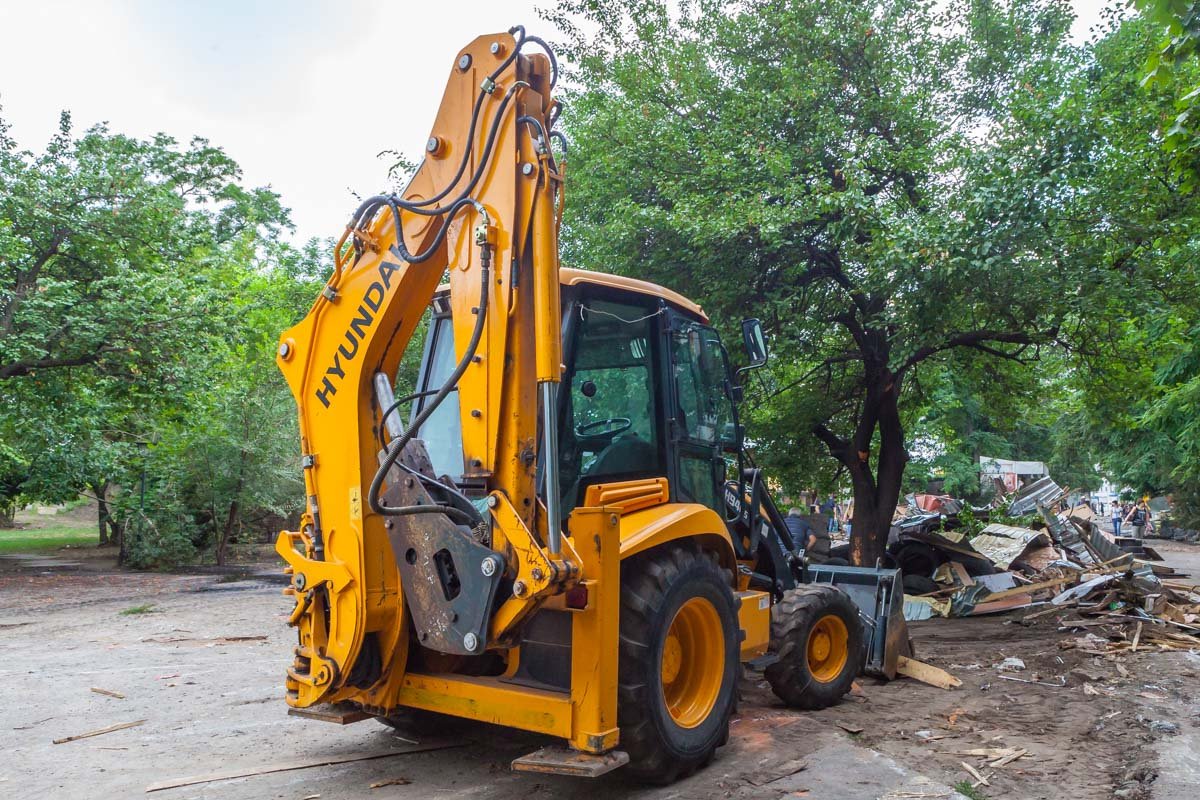 Теперь коммунальные службы ожидают приезда самосвалов