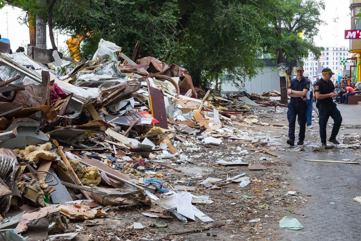 Развалины киосков поедут на свалку