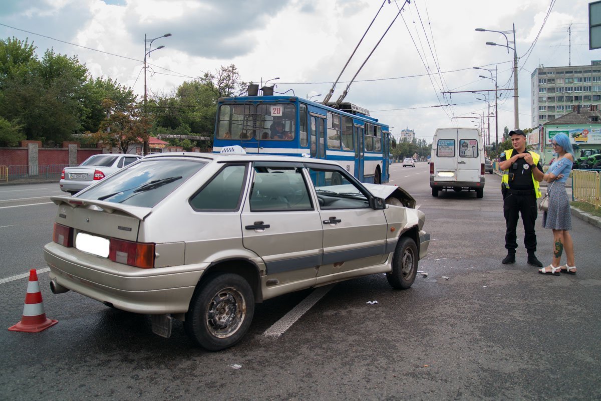 17 июля, около 11:00, на пересечении Слобожанского проспекта и улицы Аржанова столкнулись маршрутка № 31 и такси