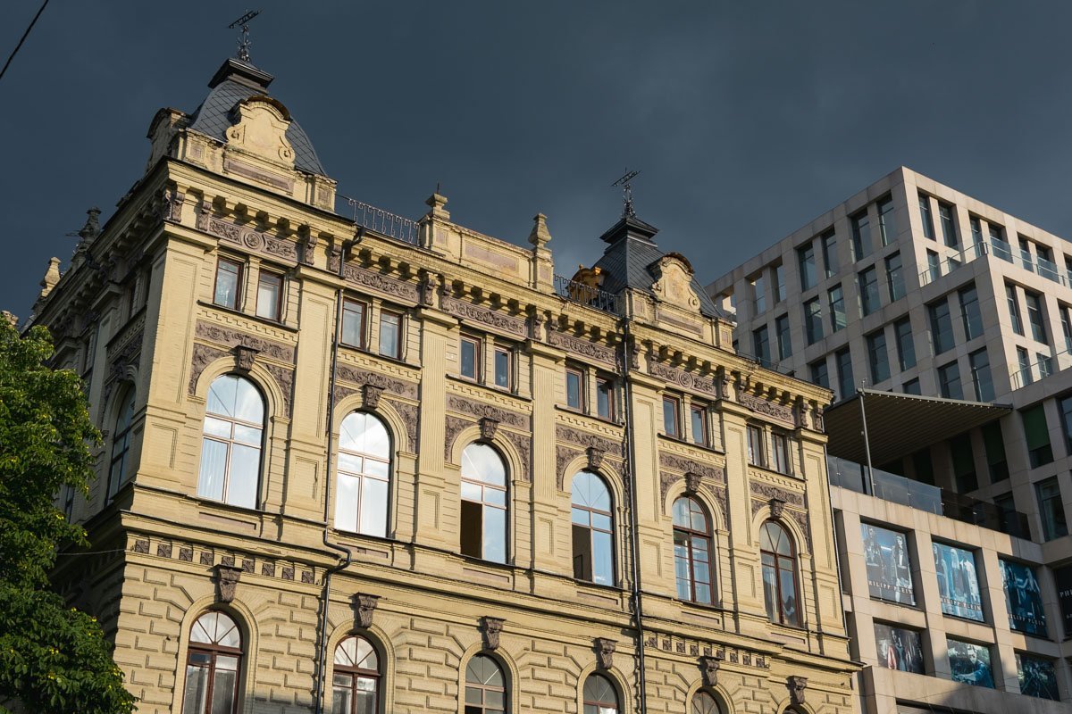 Внешний вид дома напоминал европейские городские ратуши. Его украсили интересной крышей с шатрами Внешний вид дома напоминал европейские городские ратуши. Его украсили интересной крышей с шатрами