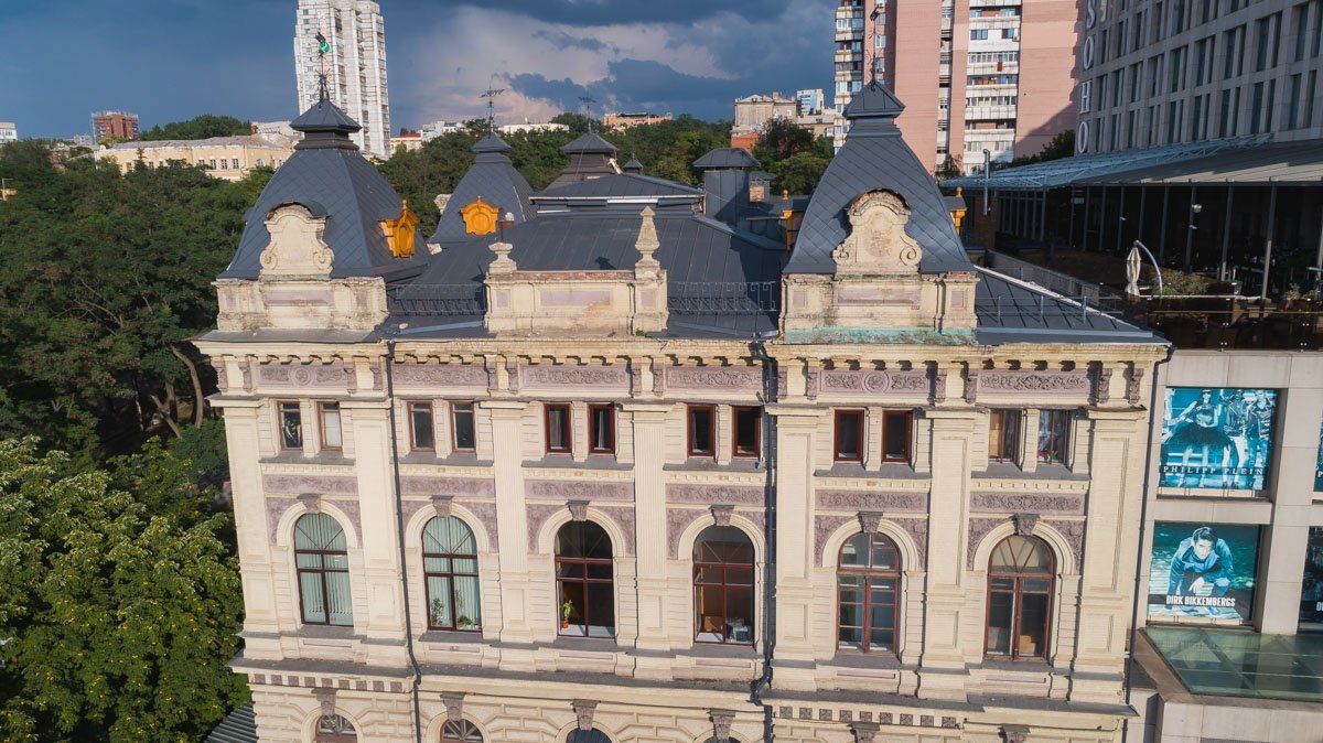 Дом сохранил не только удивительный внешний вид, но и готов похвастать дожившим до наших дней уникальным интерьером в стиле модерн Дом сохранил не только удивительный внешний вид, но и готов похвастать дожившим до наших дней уникальным интерьером в стиле модерн