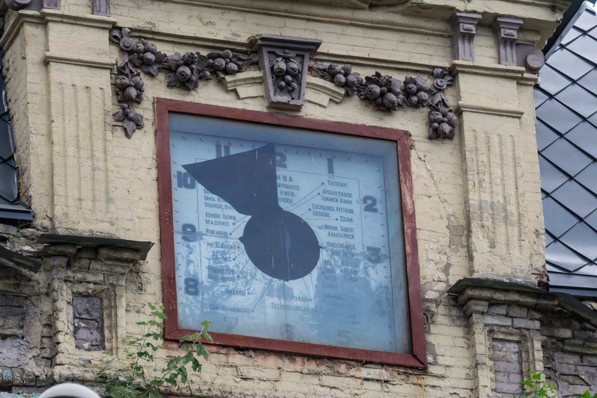 Главным украшением здания стали часы, установленные в 1912-м году под центральным шатром крыши Главным украшением здания стали часы, установленные в 1912-м году под центральным шатром крыши