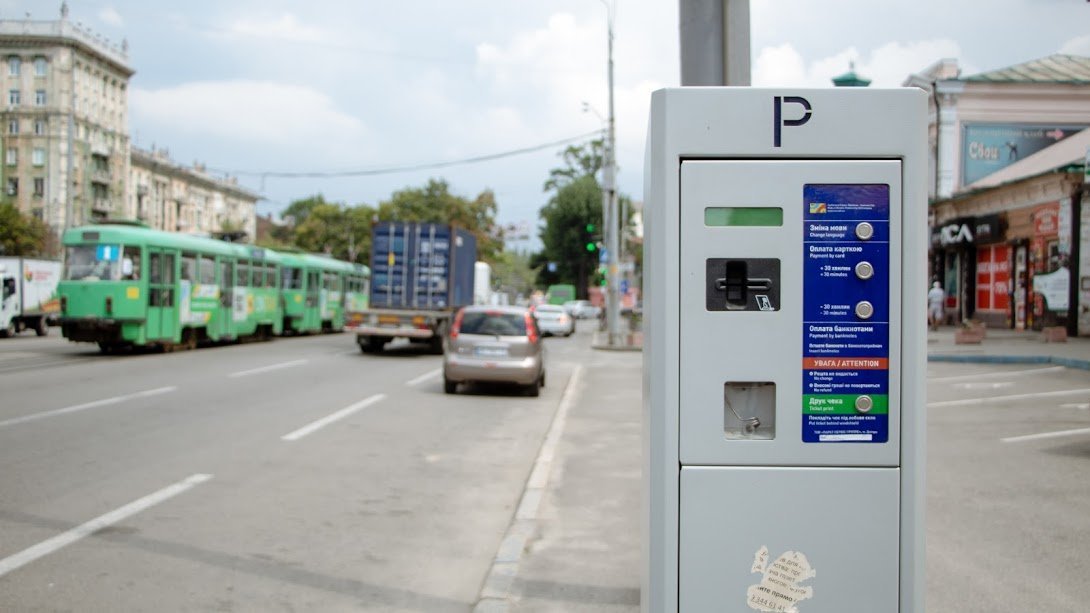 В Днепре приучат водителей платить за парковку