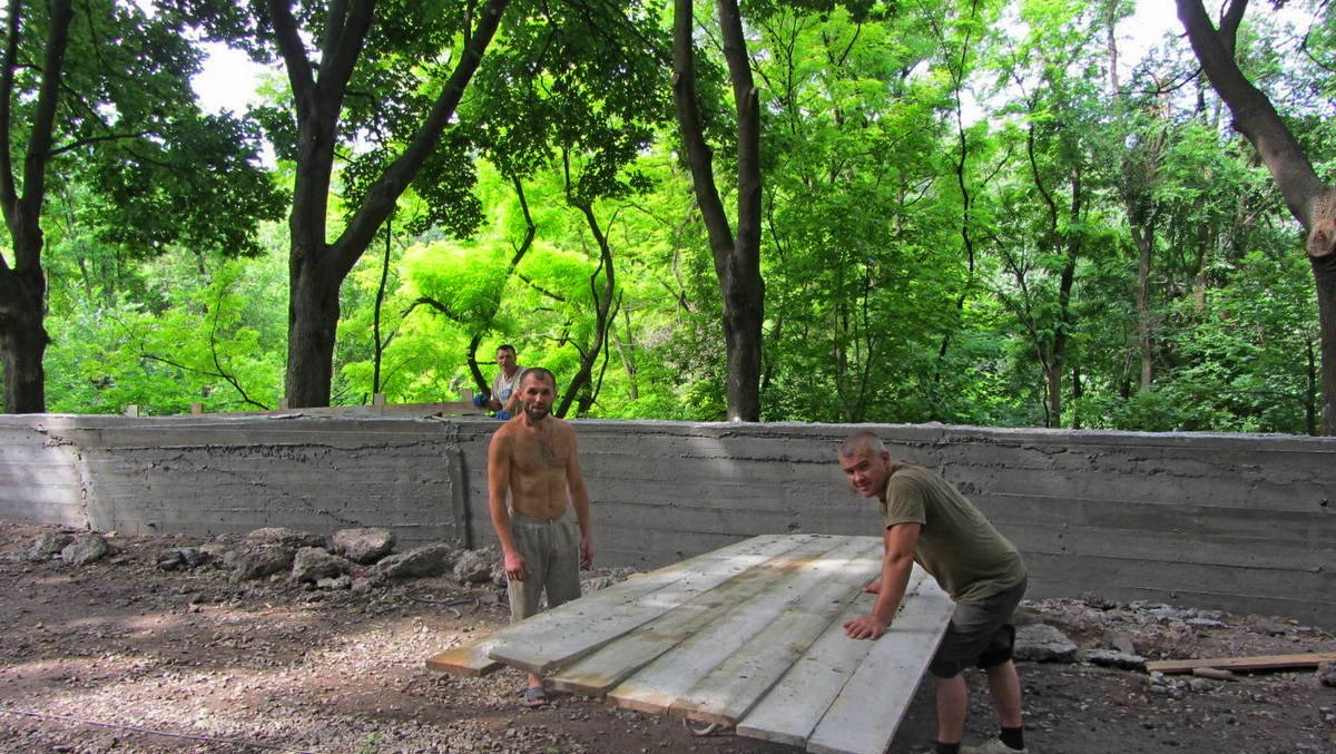 Рабочие активно трудятся над восстановлением парка Рабочие активно трудятся над восстановлением парка