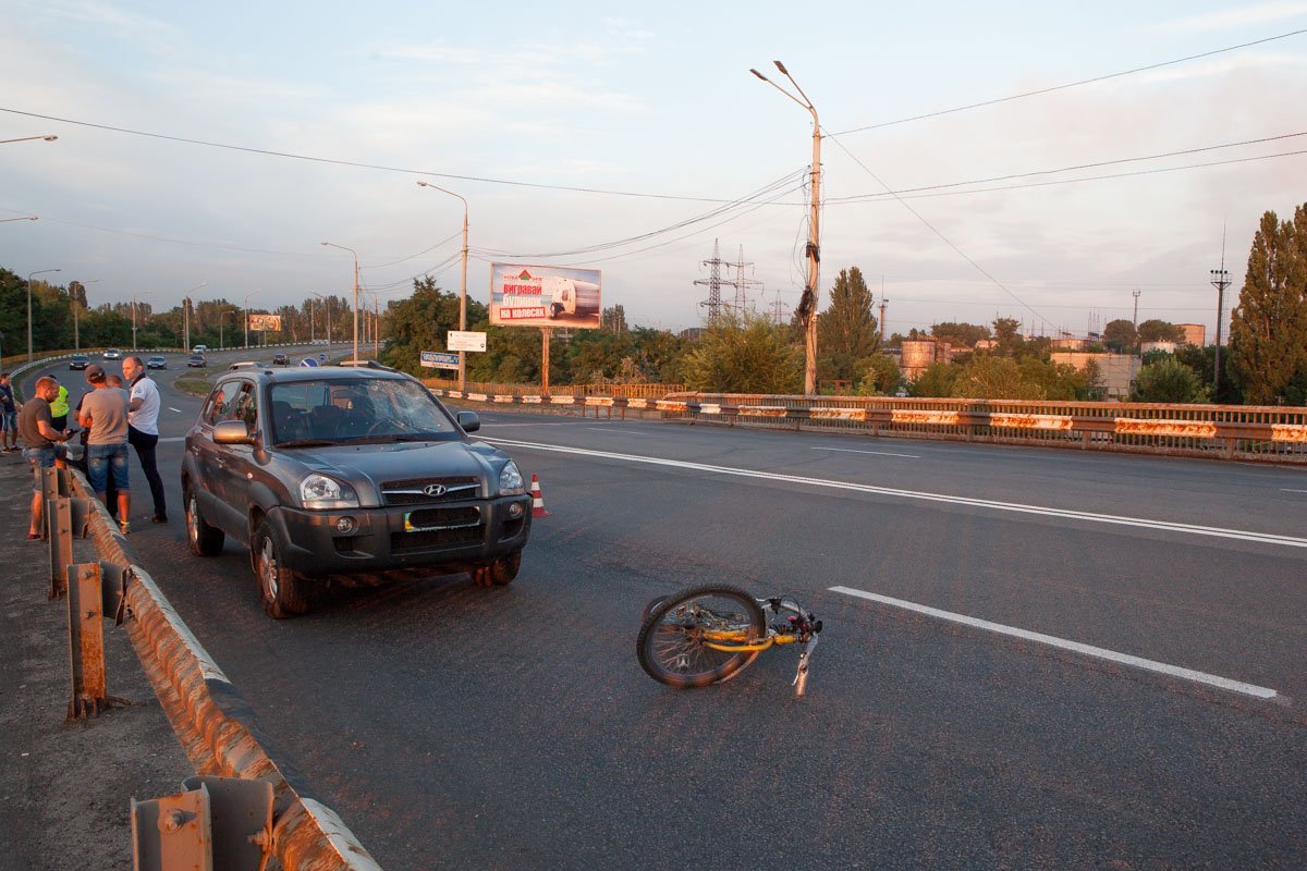 На въезде на Южный мост мужчина на велосипеде попал под колеса автомобиля Hyundai