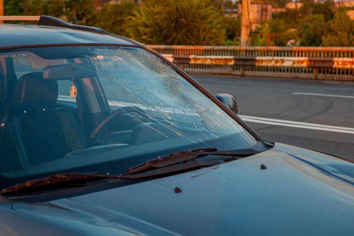 У Hyundai от удара разбито лобовое стекло