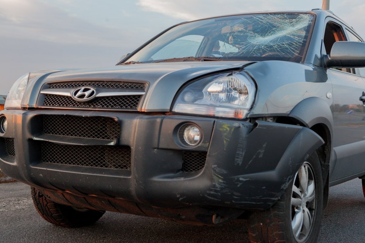 А также повреждена левая часть бампера