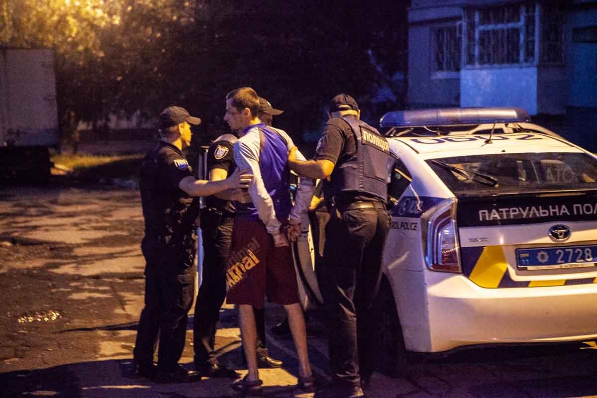 Мужчина напал на работников скорой медицинской помощи Мужчина напал на работников скорой медицинской помощи