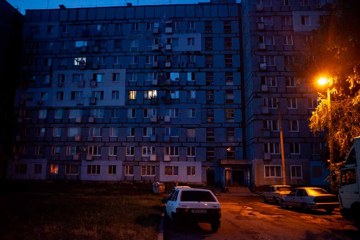 Он лежал без сознания на первом этаже своего подъезда Он лежал без сознания на первом этаже своего подъезда