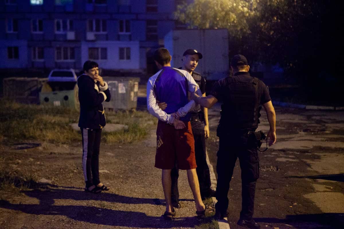 Нападавший вырвал у женщины сумку с медикаментами и убежал к себе в квартиру Нападавший вырвал у женщины сумку с медикаментами и убежал к себе в квартиру