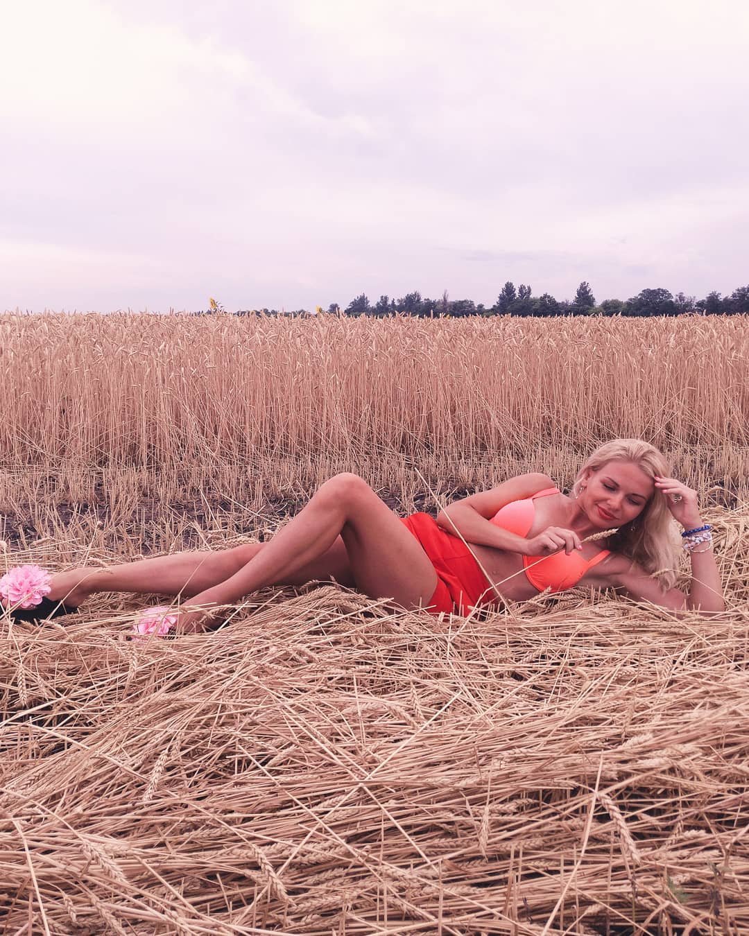 Девушка рассказывает о своих путешествиях