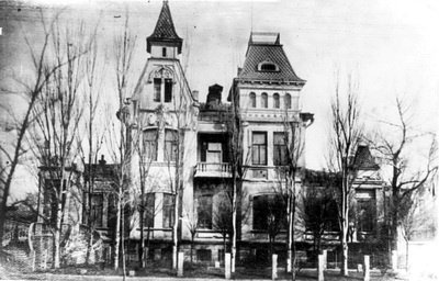 Дом интересен тем, что аналогов ему нет в Днепре, а необычное "жабье" украшение еще больше подстегивают искателей приключений обратить на него внимание