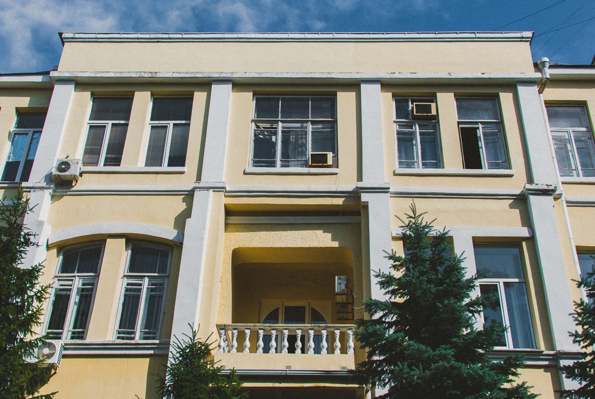 Центральную часть сделали двухэтажной с небольшой башней и шатром, а боковые крылья – одноэтажными